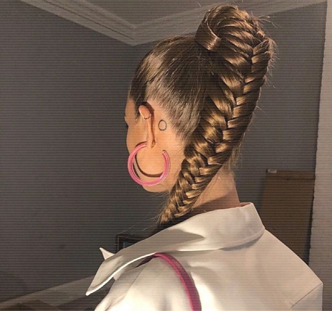 — S-a lăsat pur şi simplu purtată de val. „Uhm..” Îşi începe în acest fel ideea, între timp, în - 01 Resisting a rough temptation