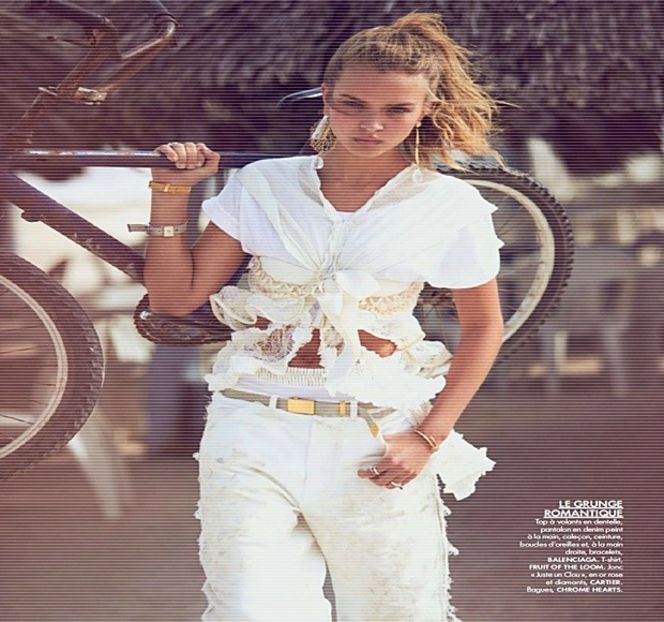 — „Hmm, adevăr deci..în regulă.” De-ndată percepută alegerea sa, privirea şi-o mută instinctiv - 01 Resisting a rough temptation