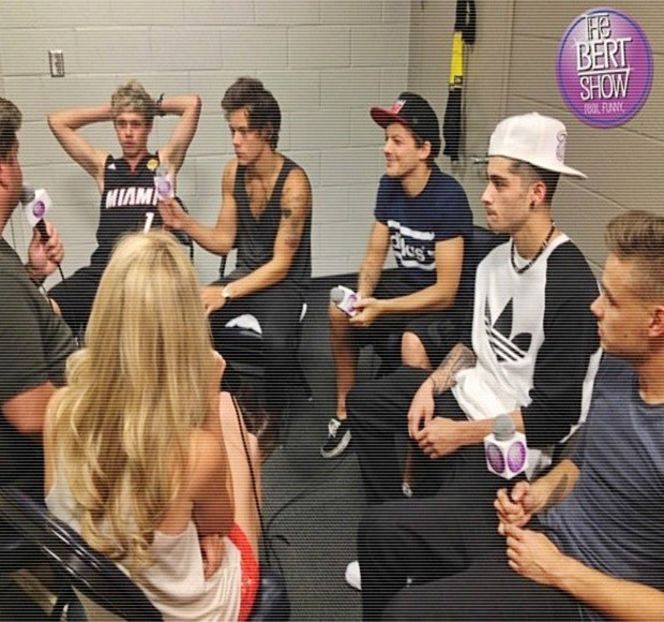 — Un râset iminent îi scapă, acesta fiind cauza jocului înţeles şi continuat de către aceasta. - 01 Resisting a rough temptation