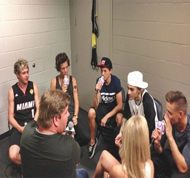 — Pe tot parcursul momentului. Privind-o apoi, rosteşte dintr-un suflu: “Nu, nu am o iubită.” - 01 Resisting a rough temptation