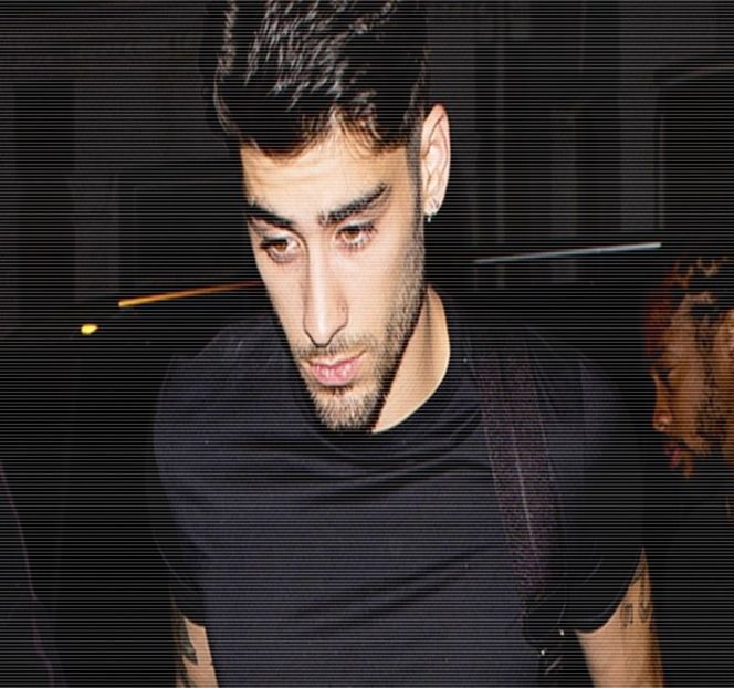 — Asupra pieptului acesteia, parcă premeditându-şi vorbele. “Scapă de sutien.” Rânjetul - 01 Resisting a rough temptation