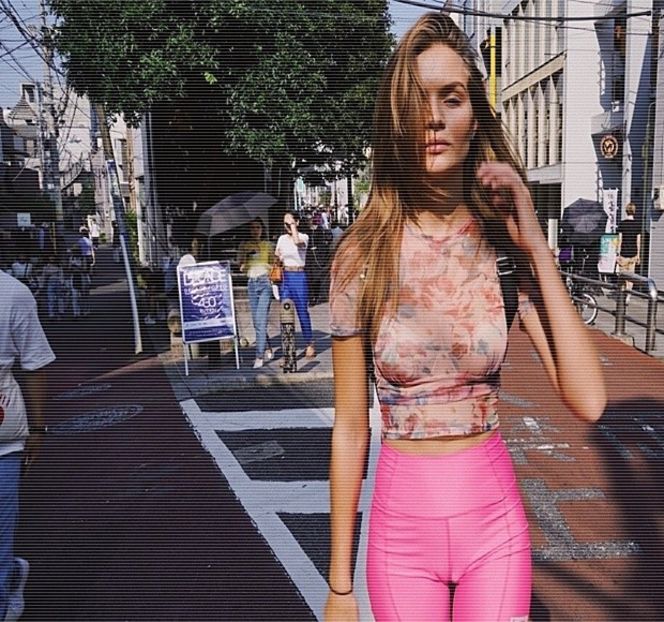 — De genul acesta. „Să fac ce..? ai înnebunit?” Păstrând acelaşi vibe amuzat, reacţionează - 01 Resisting a rough temptation