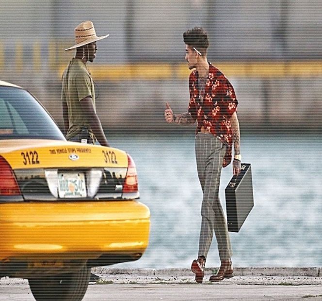 — Urmăreşte curios mişcările lui Josephine, până în secunda în care aceasta recurge la decizia - 01 Resisting a rough temptation