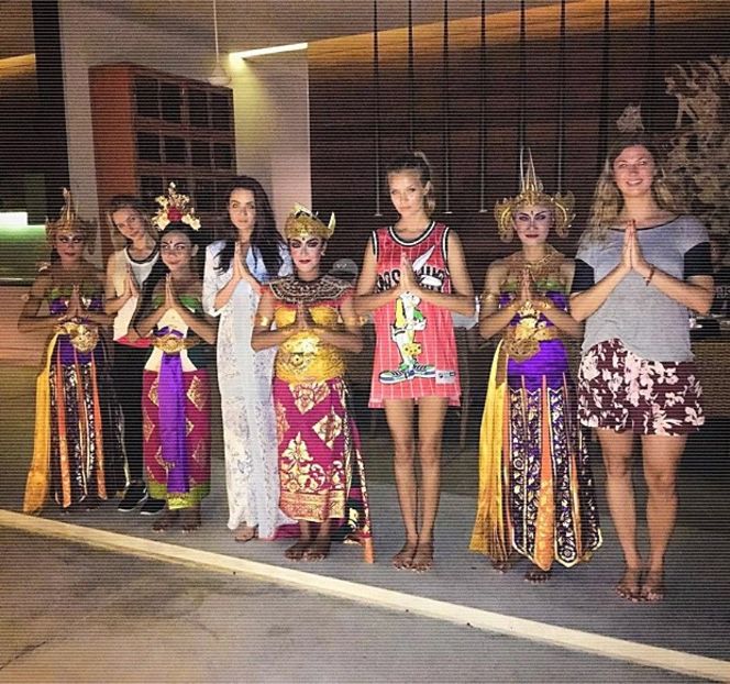 — Încetul cu încetul izbuteşte a duce acţiunea lui la bun sfârşit, începând întâi cu breteaua - 01 Resisting a rough temptation