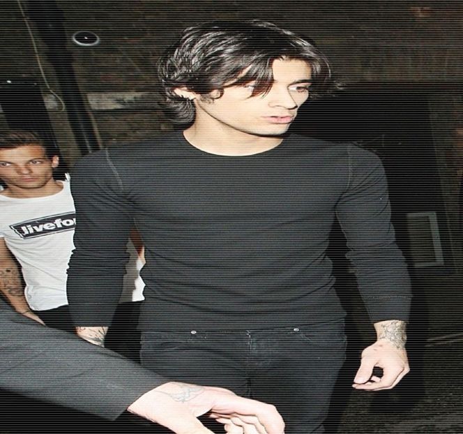 — Şi puicuţele astea care tot apar fără-” Destul de brusc însă, fraza îi este întreruptă de o - 01 Resisting a rough temptation