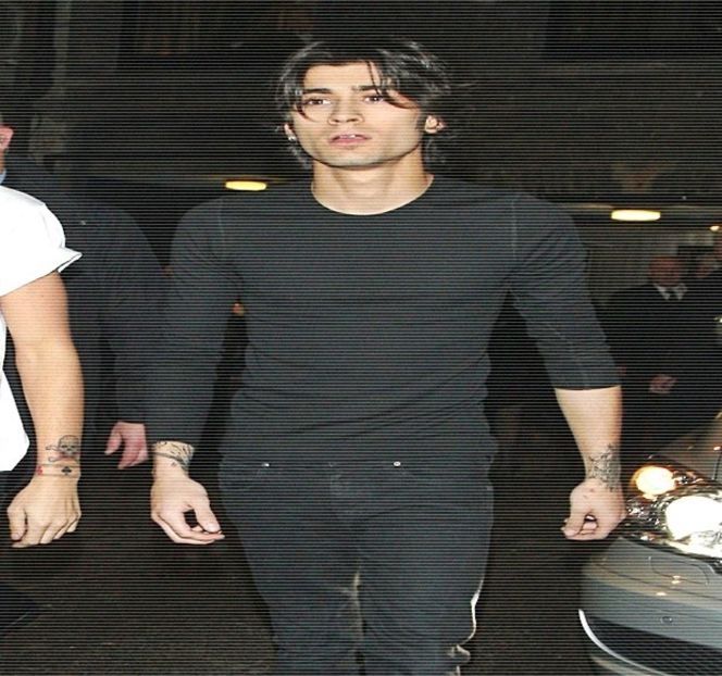 — Că tura sa avea să înceapă. “S-a făcut, frate. Vin imediat!” Prin ridicarea palmei îl asigură pe - 01 Resisting a rough temptation