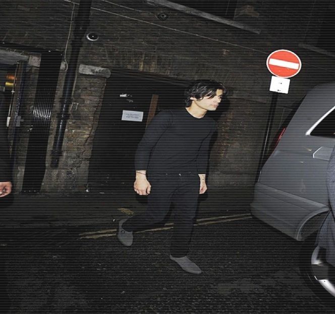 — De a-l acompania de-a lungul duratei turei sale în ceea ce-i priveşte jobul. - 01 Resisting a rough temptation