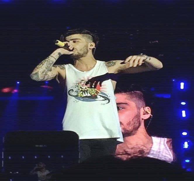 — Tachineze chiar în secunda în care în aria lor vizuală se identifică întregul interior al clubului - 01 Resisting a rough temptation