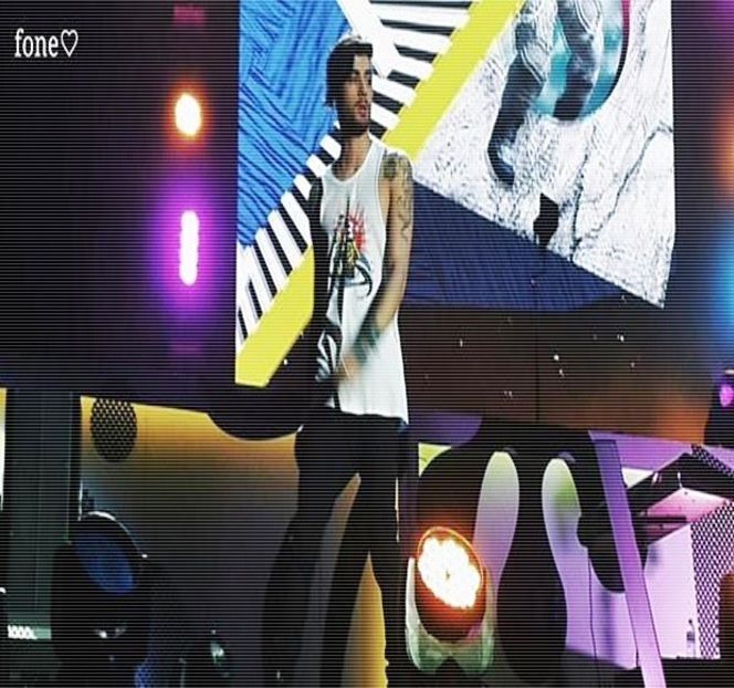 — Poziţionată peste spatele ei. “În regulă, Skriver, în seara asta eşti ajutorul meu.” Îi - 01 Resisting a rough temptation