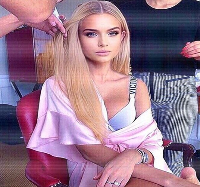 — Adoptă o expresie dezamăgită pe parcursul în care Zayn continuă să-i întoarcă vorbele, - 01 Resisting a rough temptation