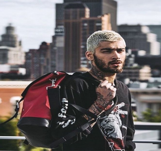 — În ciuda locului în care se afla poziţionat, priveşte preţ de câteva secunde peste propriul - 01 Resisting a rough temptation