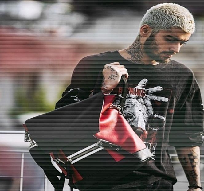 — Se întâmplă a fi prima care salută personalul format din câţiva indivizi, procedează identic - 01 Resisting a rough temptation