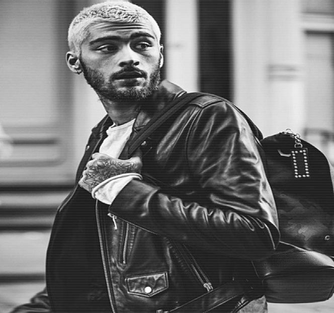 — Mai atragi nişte clienţi,” îşi rezemă apoi antebraţul de marginea tejghelei, susţinându-şi - 01 Resisting a rough temptation