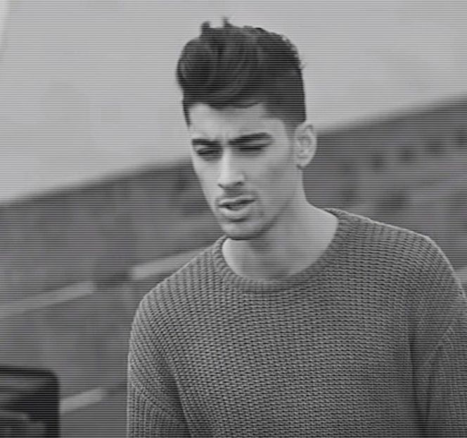 — Capului, priveşte în partea opusă, dantura superioară ajungându-şi presată peste buza - 01 Resisting a rough temptation