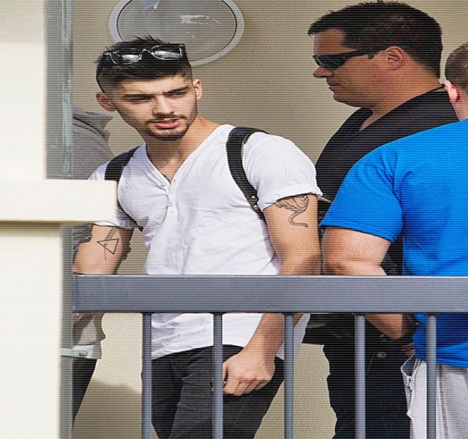 — Imediat după dispariţia şatenei, decide că ar fi potrivită supravegherea acesteia, astfel - 01 Resisting a rough temptation