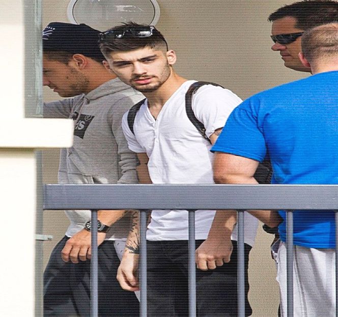 — Barului, pentru sprijin, oferindu-şi toată concentrarea respectivei scene. Ceea e îl surprinde - 01 Resisting a rough temptation