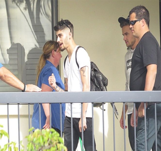 — De pe chipul său, îl determină să privească în jos spre notiţele de pe micul carneţel oferit. - 01 Resisting a rough temptation