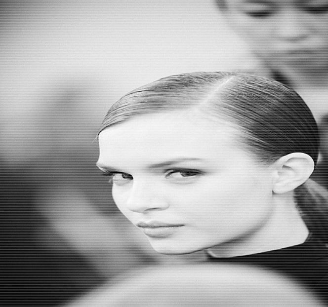 —  Îi aprobă scurt indicaţia printr-o încuviinţare a capului, gest urmat de întoarcerea acesteia - 01 Resisting a rough temptation