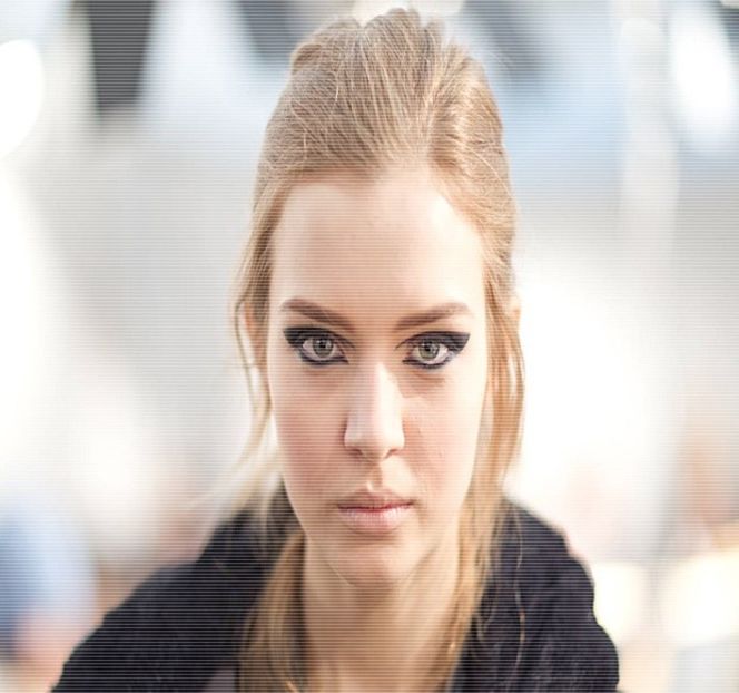 — Potrivit. Deşi totul se desfăşoară destul de repede, apucă totuşi câteva secunde bune - 01 Resisting a rough temptation