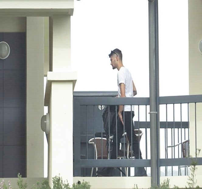 — Mişcarea bărbiei. “Eu mă ocup de pahar.” Îşi finalizează ideea prin respectivul enunţ. - 01 Resisting a rough temptation