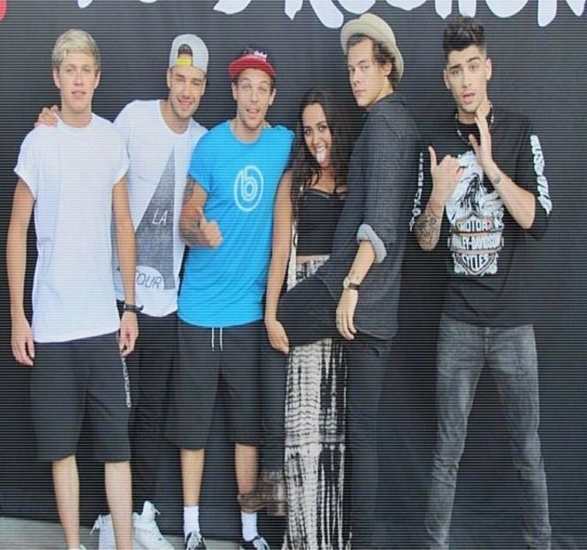 — În ciuda finalizării umplerii celor două pahare, din nou alege să-şi concentreze privirea - 01 Resisting a rough temptation