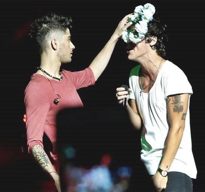 — De glumă se încheie prin modul în care împinge unul dintre paharele ce desemna un shot - 01 Resisting a rough temptation