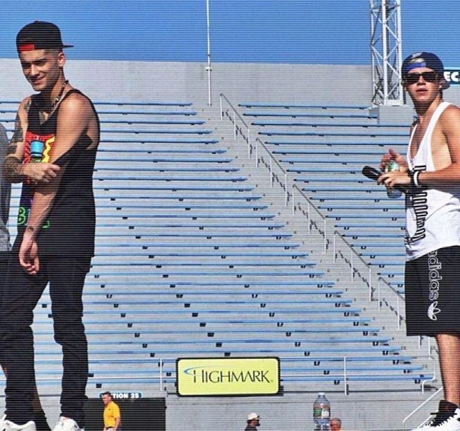 — Menţine paharul acum la acelaşi nivel cu aceasta, şi cu toate că doreşte consumarea - 01 Resisting a rough temptation