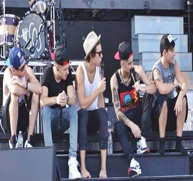 — Expresie care transformă zâmbetul anterior într-unul şters, serios şi parcă afectat într-un - 01 Resisting a rough temptation