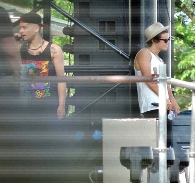 — Atunci când recipientul îi este aşezat pe tejghea, instinctiv îşi presează buzele între ele - 01 Resisting a rough temptation