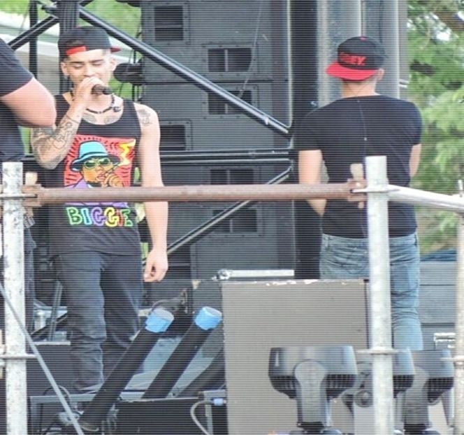 — Pentru mine în momentul ăsta.” Alege a-şi confesa astfel gândurile, şi în ciuda semnificaţiei, - 01 Resisting a rough temptation