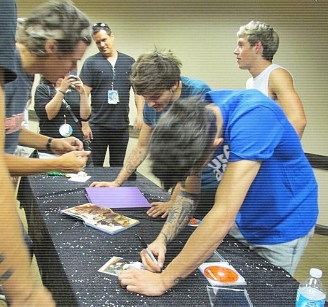 — Pe blatul de jos, de sub tejgheaua propriu-zisă a barului. Eventual, dorinţa îi este dusă la bun - 01 Resisting a rough temptation