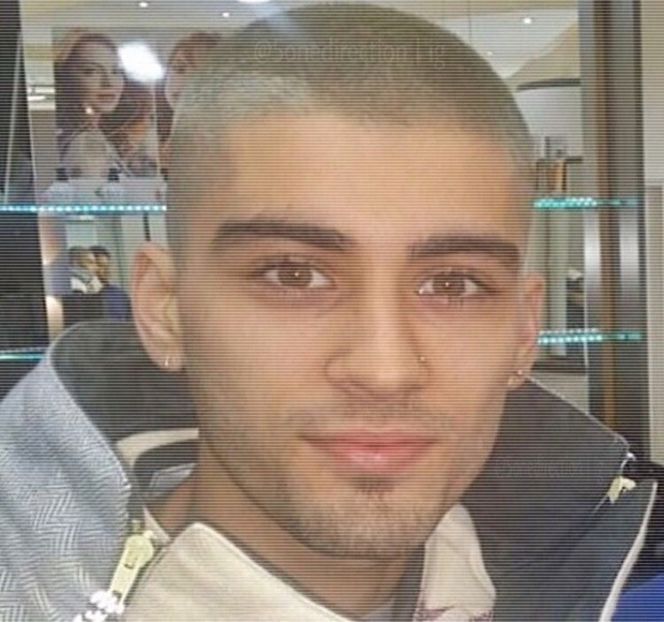 — Ajunge a fi plasată peste o zonă a spatelui ei, ca şi cum ar întreba-o de fapt care este - 01 Resisting a rough temptation