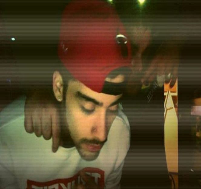 — Vişine, dar şi de piersici, ca în final să sfârşească în dreptul tejghelei barului din nou. Pe - 01 Resisting a rough temptation