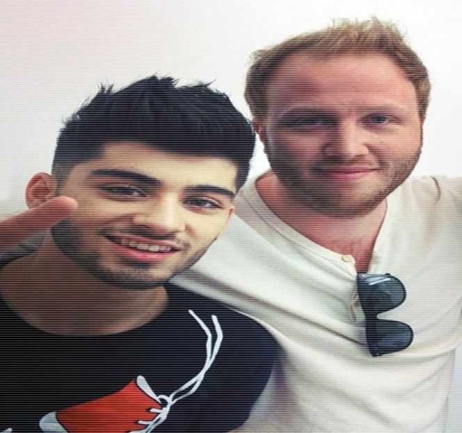 — Folosindu-şi numele, ca eventual să ajungă în pragul în care o mică povestioară îi era - 01 Resisting a rough temptation