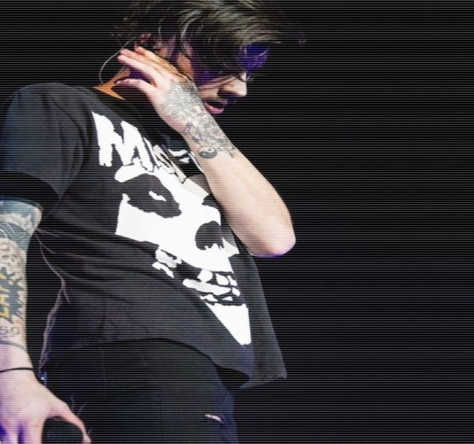 — Li-se. Într-un mod lent privirea lui trece de pe ochii ei, pe buzele cărnoase, și invers, până ce - 01 Resisting a rough temptation