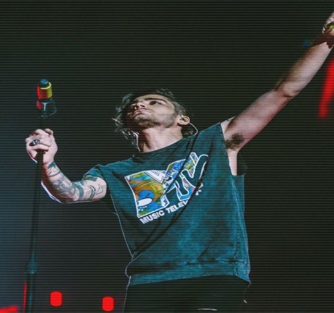 — Cert este că începutul situației inițiată chiar de către el îi oferea un moment al îndoielii, - 01 Resisting a rough temptation