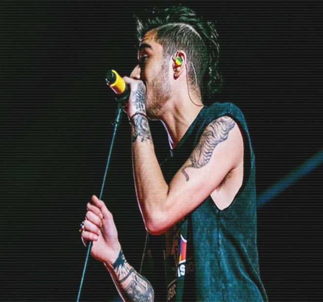 — O mișcare haotică alături de cea a acesteia, un val de satisfacție, de plăcere, îi încălzește - 01 Resisting a rough temptation