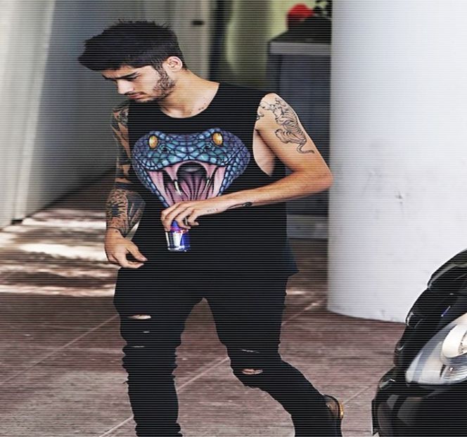 — Acea porțiune a pielii gâtului, până ce alege să urce treptat, nasul infiltrându-și-l printre fire - 01 Resisting a rough temptation