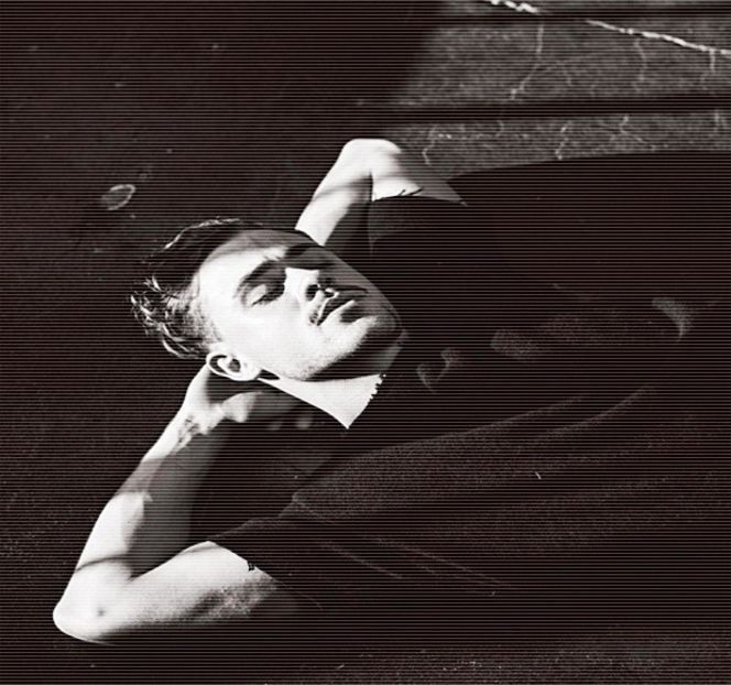 — „Dacă tot te ştiam plecat, am zis că pot să-mi fac de cap fără să afli, dar...aparent m-ai prins.” - 02 Tender nights underneath us