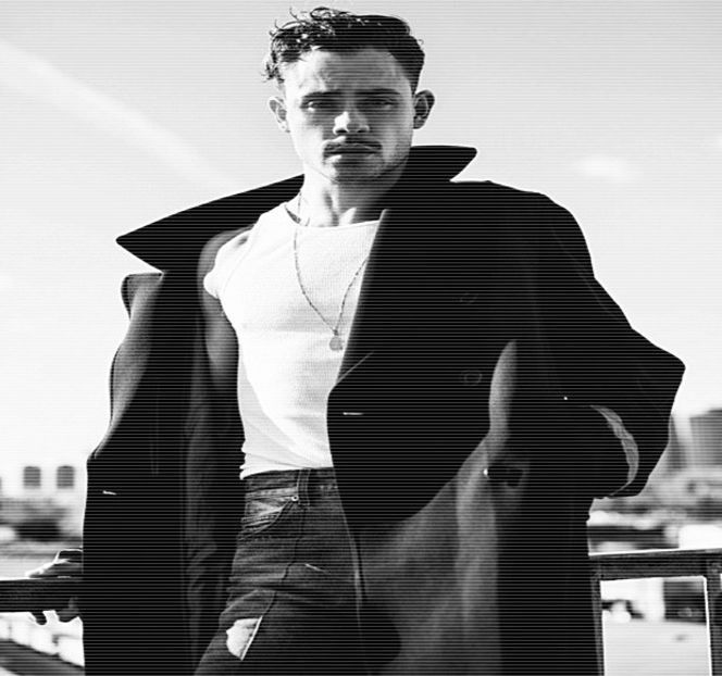 — „Te-a prins sărutându-te cu alta sau care-i faza?” Deşi dorea iniţierea unei alte glume prin - 02 Tender nights underneath us