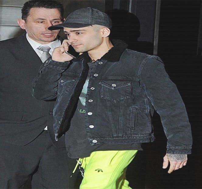 — Cauzează apariția unui rânjet, pe de o parte amuzat de ceea ce ar fi putut blondul să - 02 Tender nights underneath us