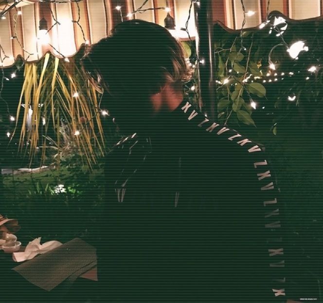 — În acelaşi sens negativ, acţiune urmată de eliberarea palmelor acesteia. “Faci o greşeală.” - 02 Tender nights underneath us