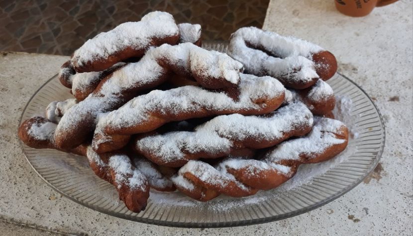 Gogosi rasucite cu sos de caramel si zahar pudra - Retete 1