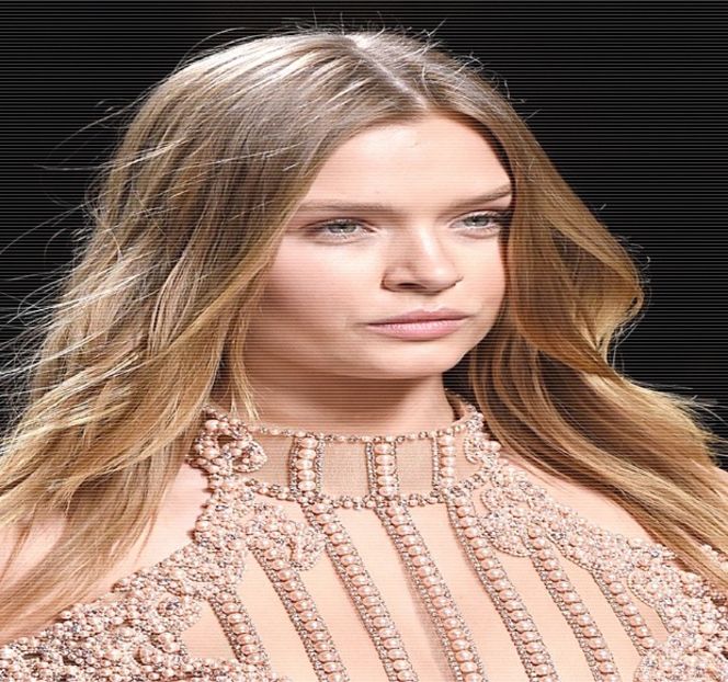 — Ochii i se plimbă parcă „disperaţi” asupra trăsăturilor sale faciale, citindu-i parcă din privire - 02 Tender nights underneath us