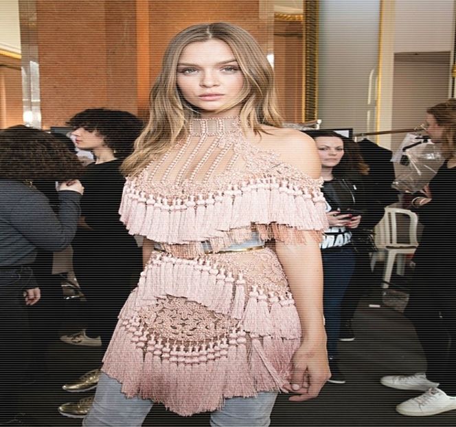 — Eventual ajung plasaţi pe umerii săi, un oftat prelung îi părăseşte buzele într-un mod maşinal. - 02 Tender nights underneath us