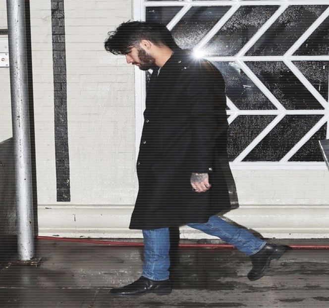 — Retrage de peste zona obrajilor şi a cefei ei, coborându-le până ce braţele îi revin din nou - 02 Tender nights underneath us