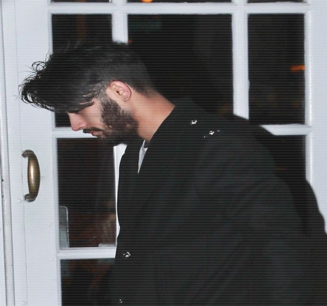 — Sesizabil peste măsele, pe parcurs ce o priveşte de sus până jos, în mod subtil bineînţeles. - 02 Tender nights underneath us