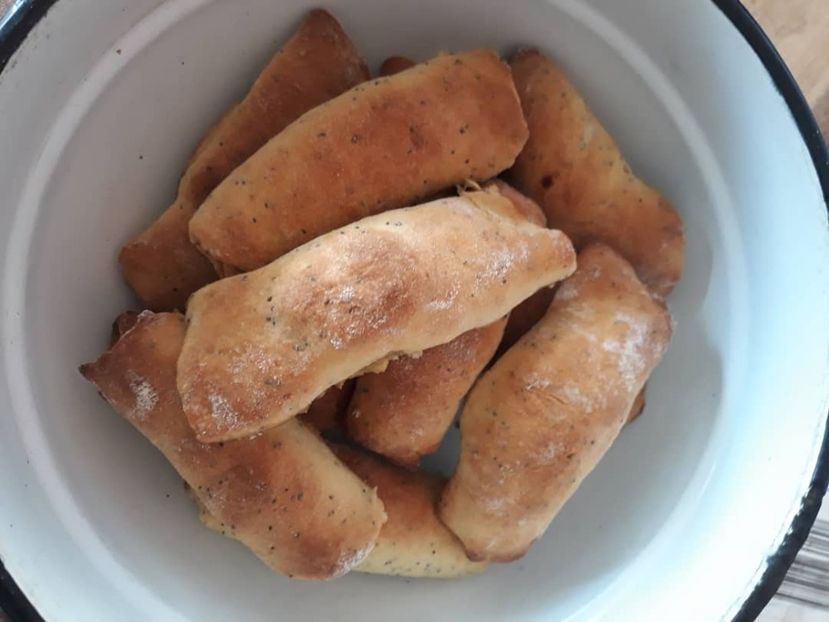 Cornuri moldovenesti cu ciocolata cu alune si dulceata din coji de pepene verde - Retete 1