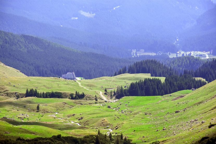 Hotel Peștera, pe fundal Padina - 13 - Lacul Bolboci - Valea Obârșia Ialomiței - Cascada Obârșia Ialomiței - sept 2019
