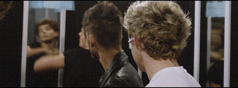 un braţ în dreptul ariei ei de deplasare, doar pentru a-i interzice înaintarea. ❛Ai putea să îmi - 01 Pensando en lo que te haría